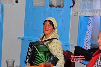 Пение  песен в Казачьем подворье- ст.Боргустанская